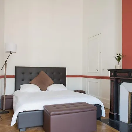 5-room Place De La Comedie Apartment