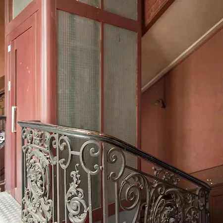 5-room Place De La Comedie Apartment *