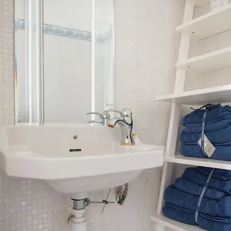 5-room Place De La Comedie Apartment *